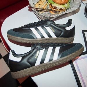 Black Adidas samba - Size US6